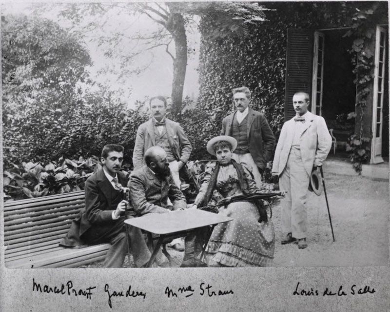 Légende de la photographie ci-dessous : Marcel Proust, Ganderax, Louis de la Salle, chez Madame Straus, au clos des mûriers, Trouville - Crédit Bibliothèque Nationale de France.